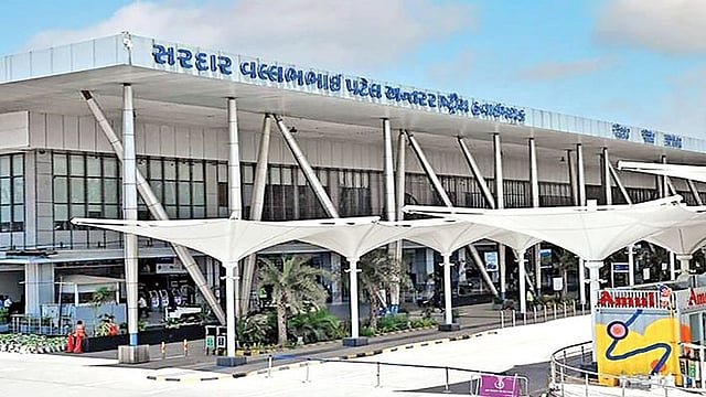 Chaos at Ahmedabad Airport: 180 Furious Passengers Chant “Hai Hai SpiceJet” After Dubai Flight Cancelled Twice!